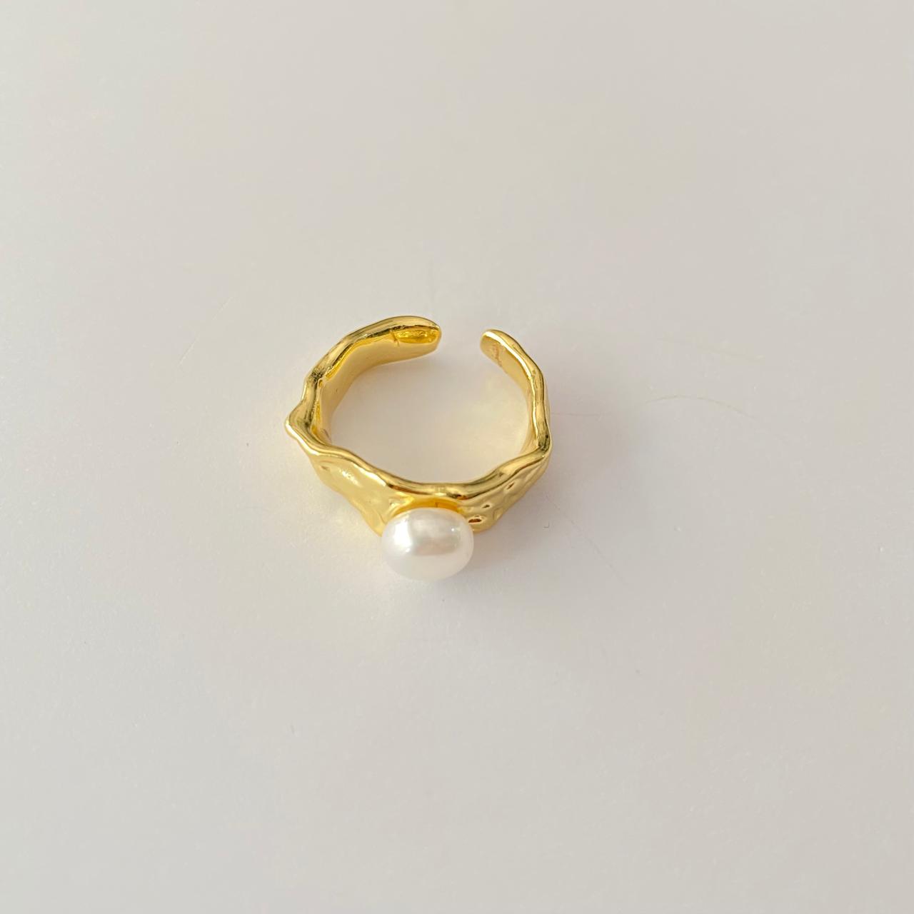 Elegant Design Classic Pearl Ring.