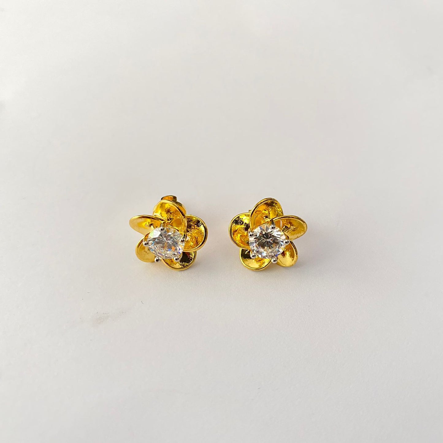 Flower Design Gold Plated Back Screw Solitaire