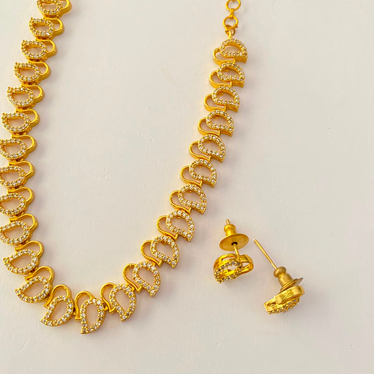 Sleek Antique Gold Plated Diamond Necklace Set