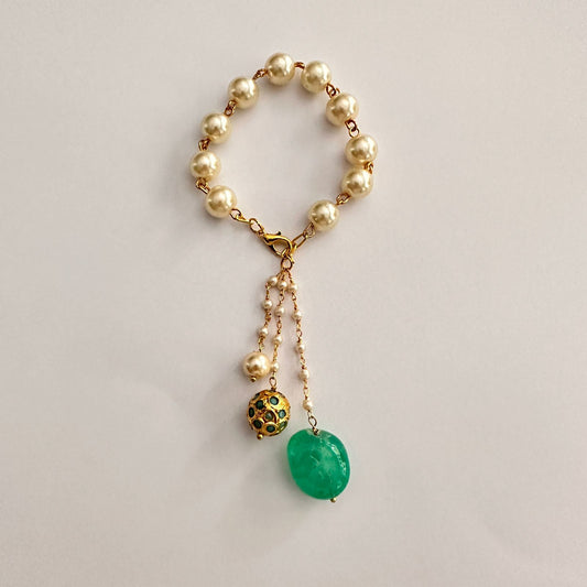 WHITE PEARL WITH EMERALD STONE BRACELET