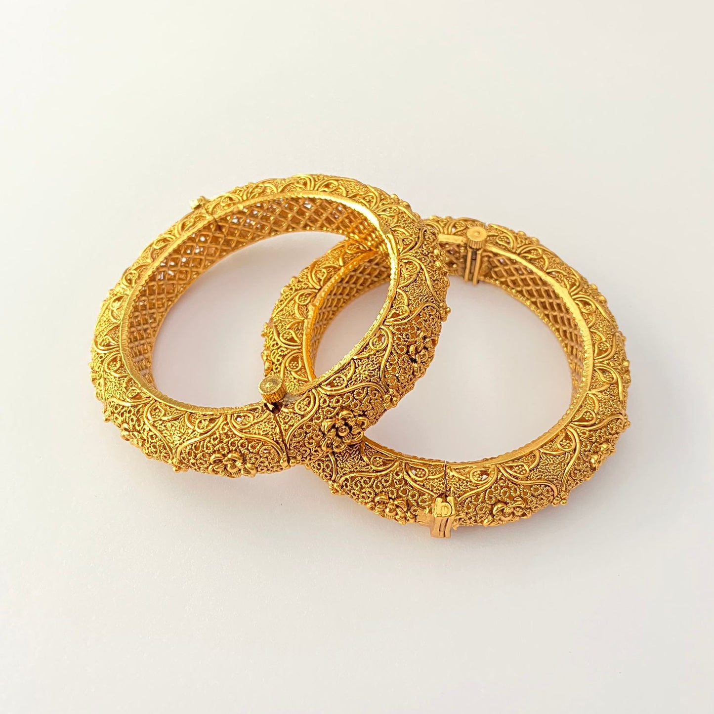 GOLD PLATED TRADITIONAL DESIGN WOMEN BANGLE