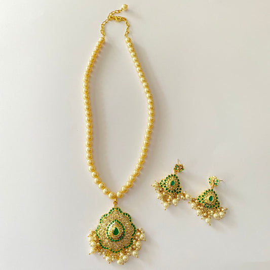 Emerald Jadau Peral Necklace Set