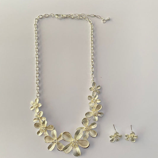 Western White Floral  Silver Plated Fashionable Necklace