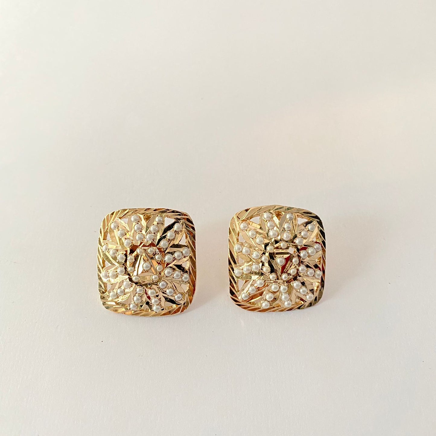 White Pearl Gold Plated Jadau Stud
