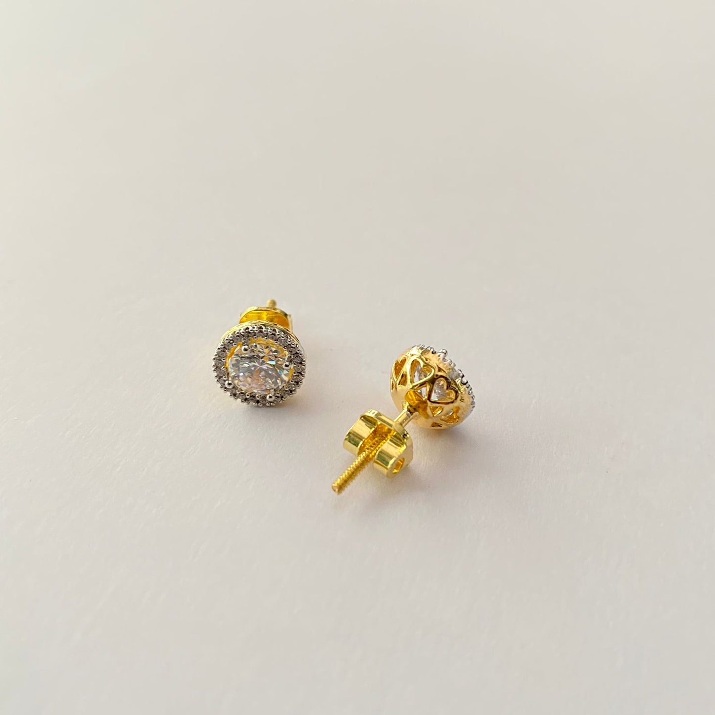 Round Shape Back Screw with Framework Gold Plated Solitaire