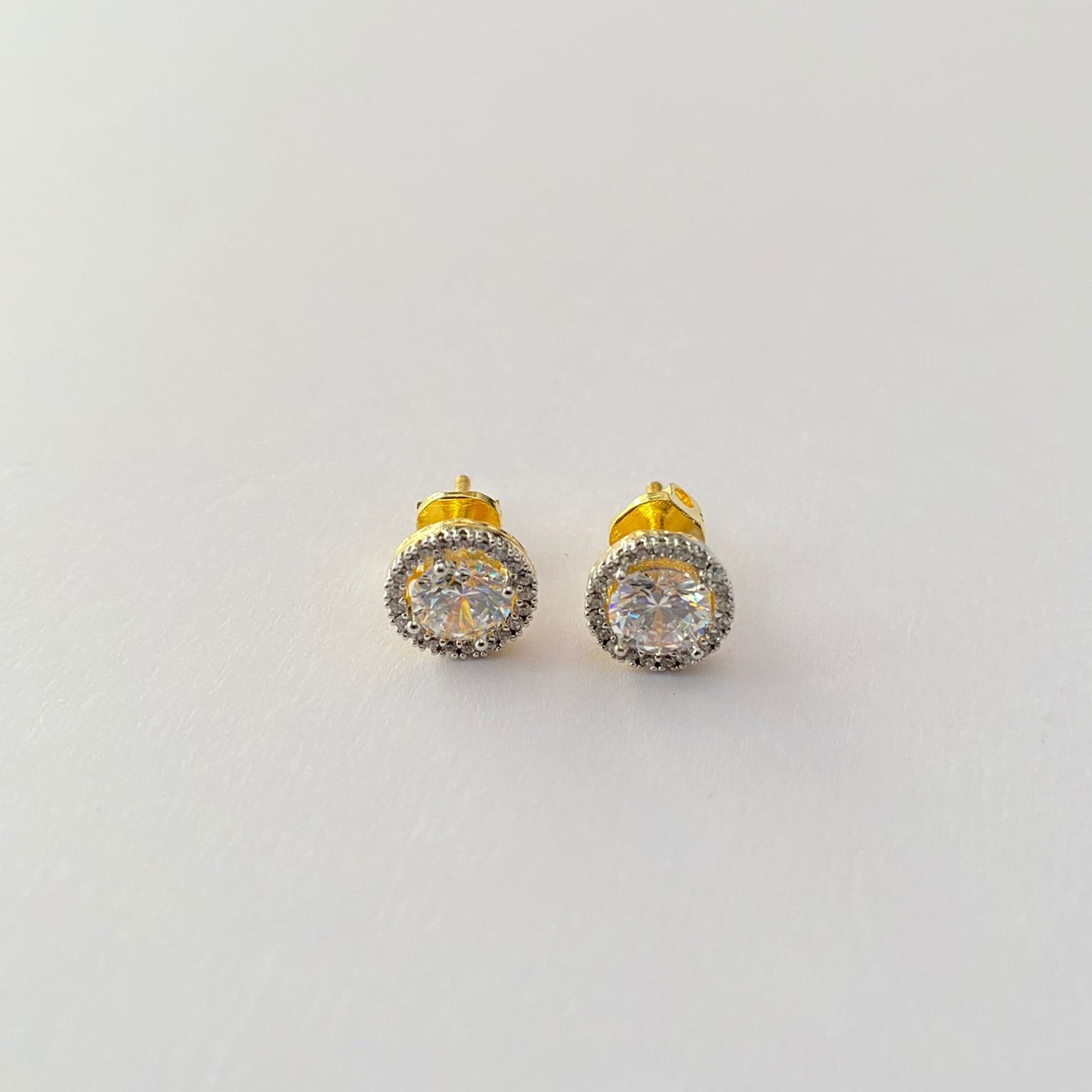 Round Shape Back Screw with Framework Gold Plated Solitaire