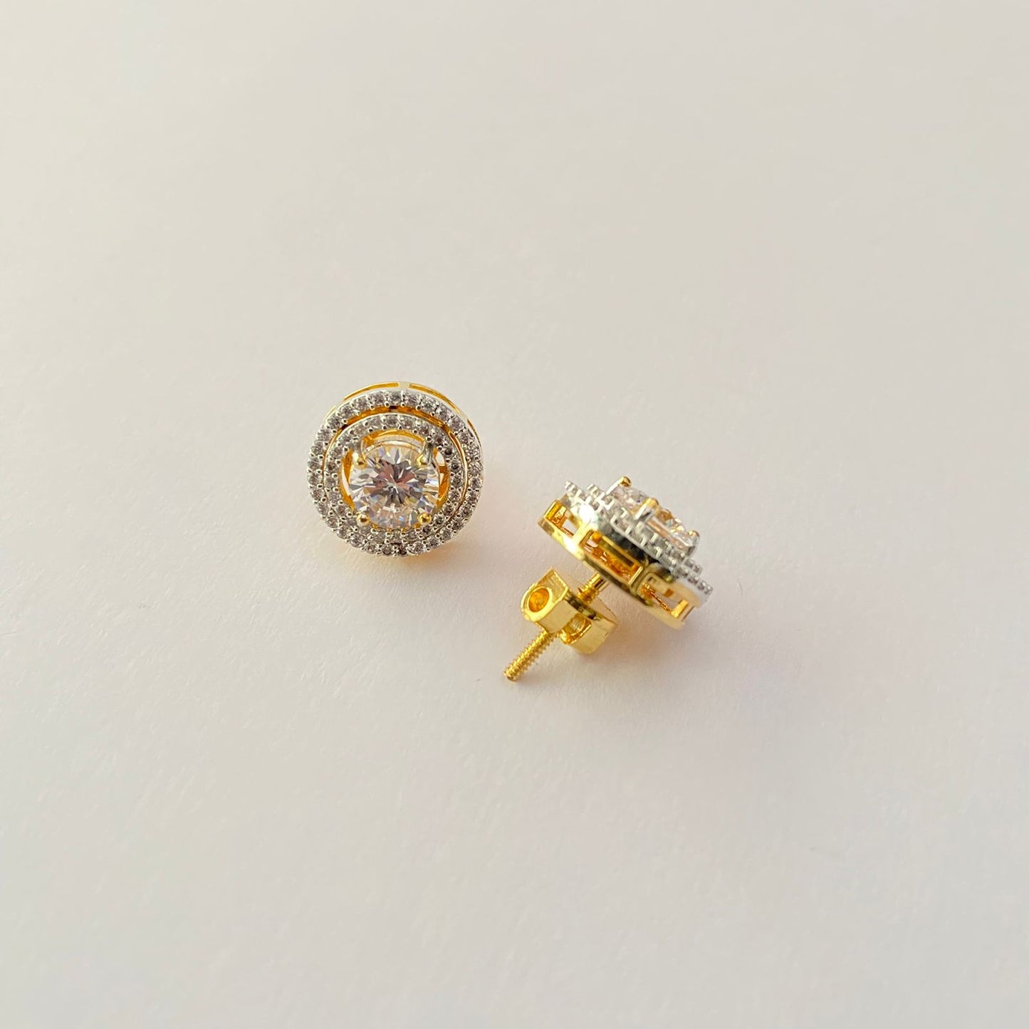 Round Shape with Double Framework Back Screw Solitaire