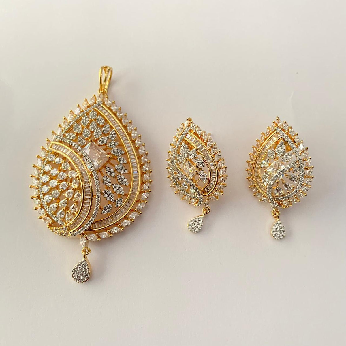 Diamond Gold Plated  Featuring an Intricate Teardrop and Leaf Design Studded Pendant Set