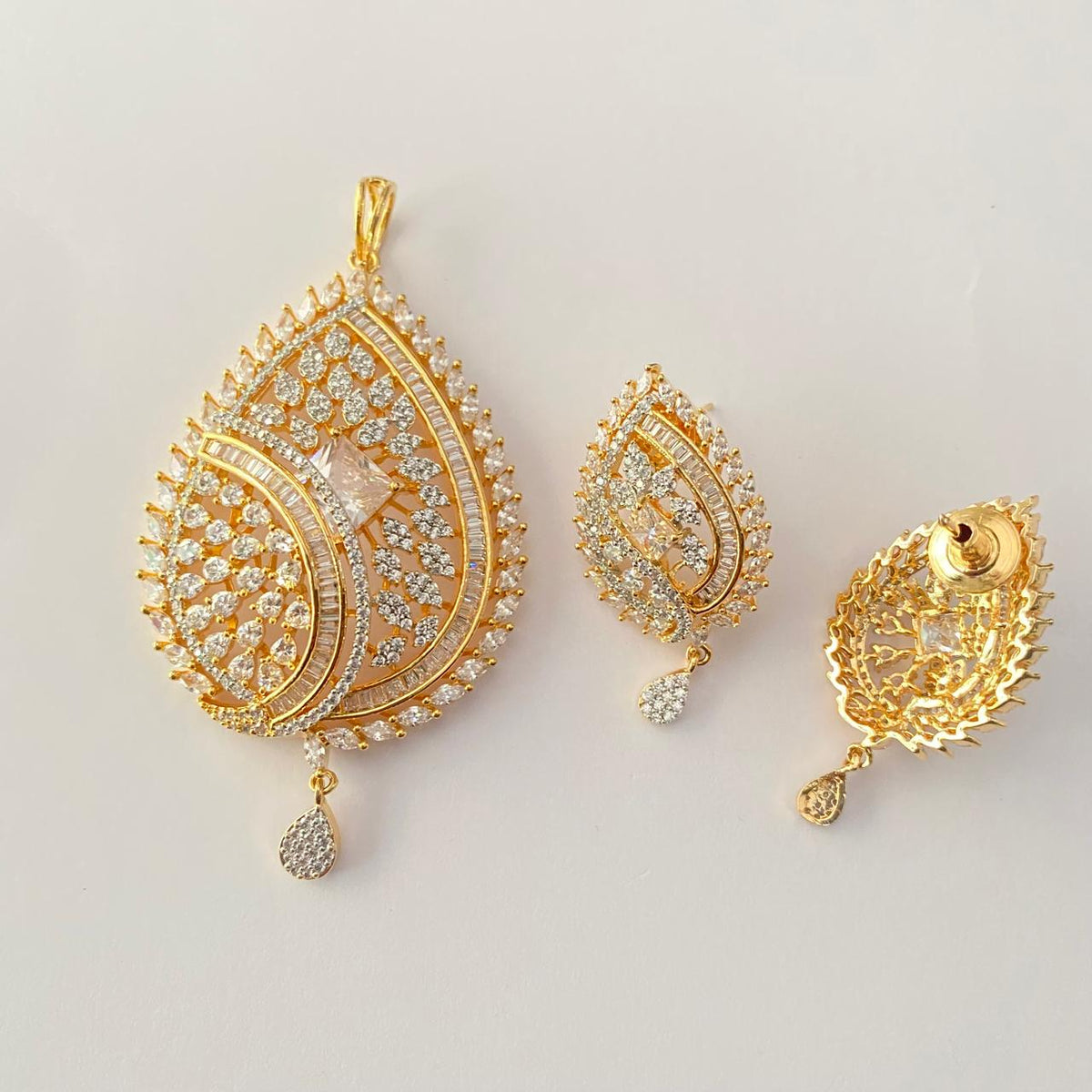 Diamond Gold Plated  Featuring an Intricate Teardrop and Leaf Design Studded Pendant Set