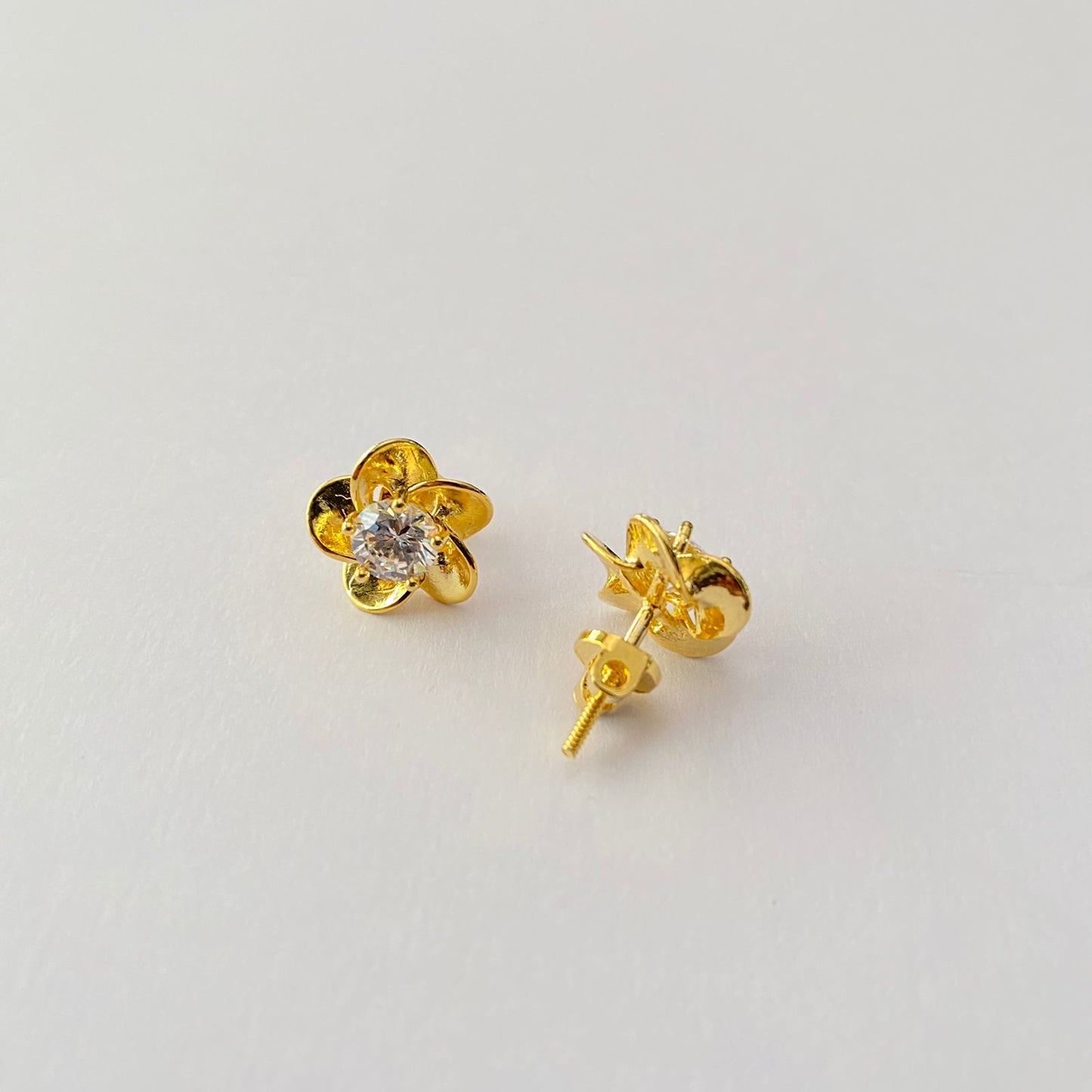 Flower Design Gold Plated Back Screw Solitaire